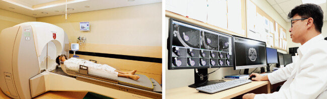 감마나이프 방사선 수술 모습(왼쪽)과 M R  I (자기공명영상)를 보며 감마나이프 수술 치료 계획을 세우고 있는 김종현 고대구로병원 신경외과 교수.[박해윤 기자] 