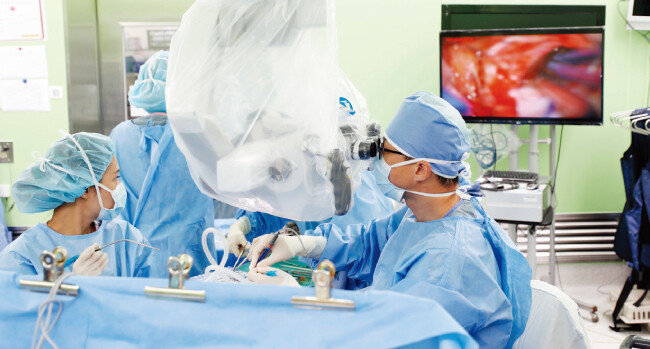 김종현 고대구로병원 신경외과 교수가 안면신경 경련 환자의 뇌수술을 하고 있다. [박해윤 기자]