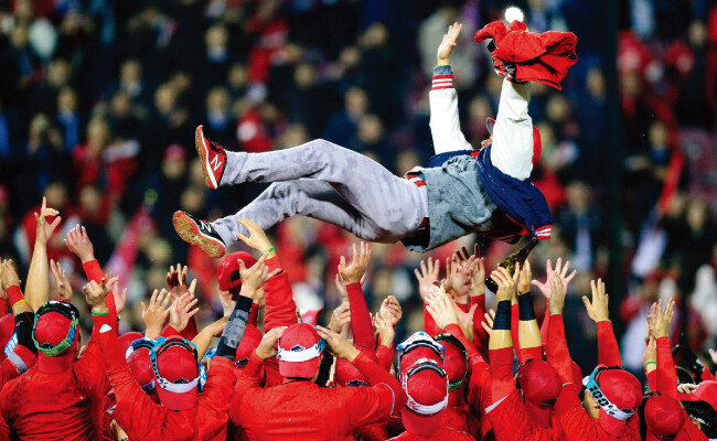 11월 12일 서울 잠실야구장에서 열린 한국시리즈 6차전에서 두산 베어스를 꺾고 우승을 달성한 SK 와이번스 선수들이 트레이 힐만 감독을 헹가래하고 있다. [동아DB]