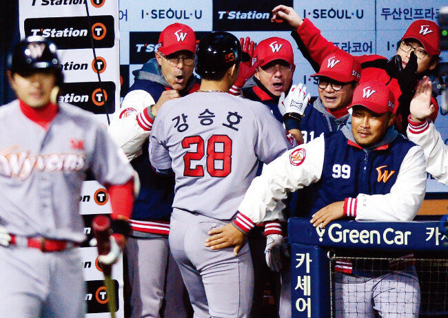 트레이 힐만 SK 와이번스 감독이 한국시리즈 6차전 두산 베어스와경기에서 4회 초 2점 홈런을 터뜨린 강승호와 하이파이브를 하고 있다. [동아DB]