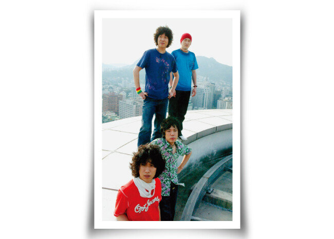 2004년 4인조 시절의 ‘언니네 이발관’. 왼쪽 아래부터 이능룡, 이석원, 정무진, 전대정. [동아DB]