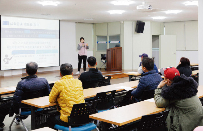 경남 거제지역 실업자들이 거제 조선업희망센터에서 실업급여 관련 교육을 받고 있다. [박해윤 기자]