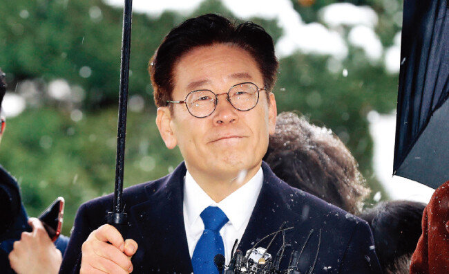 이재명 경기도지사가 11월 24일 오전 ‘친형 강제입원과 검사 사칭’ 등 그동안 제기된 의혹과 관련해 조사를 받고자 경기 수원지방검찰청 성남지청에 들어서고 있다. [뉴시스]