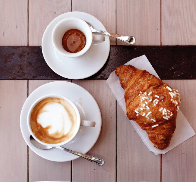 아담한 잔에 담긴 카푸치노와 코르네토. [사진 제공·김민경]