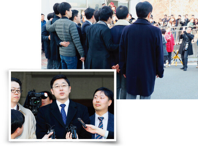 11월 30일 대구구치소에서 출소한 양심적 병역거부자 8명이 가족과 언론매체 앞에서 기념촬영을 하고 있다(위). 11월 1일 서울 서초구 대법원에서 열린 병역법 위반 전원합의체에서 무죄를 선고받은 여호와의 증인 신도 오승헌 씨(가운데)가 법정을 나서며 인터뷰하고 있다. [뉴스1, 뉴시스]