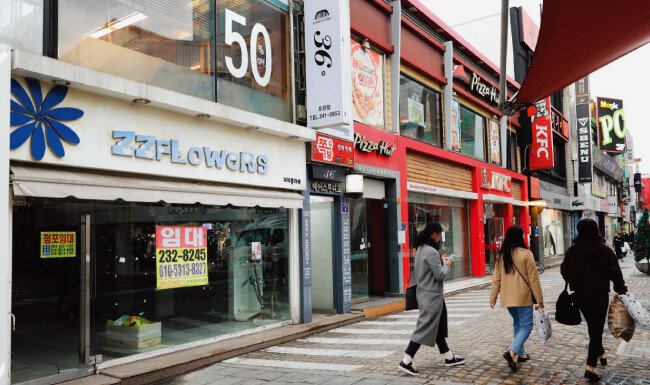 ‘포항의 명동’으로 불리는 포항 북구 중앙상가 실개천거리에서는 빈 점포를 쉽게 찾아볼 수 있다. [박해윤 기자]