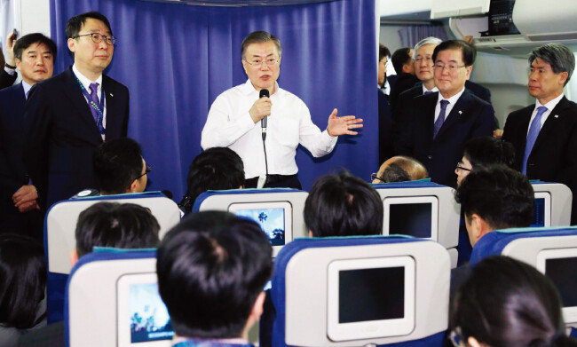 문재인 대통령이 12월 1일(현지시각) G20 정상회의가 열린 아르헨티나를 떠나 뉴질랜드로 향하는 대통령 전용기에서 기자간담회를 하고 있다. [청와대사진기자단]