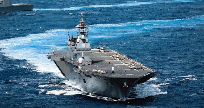 일본 해상자위대의 대형헬기 탑재 호위함 이즈모호가 항해하고 있다. [일본 해상자위대]