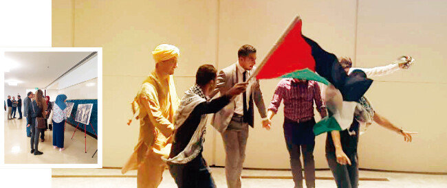 11월 29일 카타르 도하인스티튜트 강당에서 열린 ‘세계 팔레스타인 연대의 날’ 기념행사에서 학생들이 전통 음악에 맞춰 춤을 추고 있다. 이날 행사에선 이스라엘 점령 전 팔레스타인인의 일상을 닮은 사진전도 함께 열렸다(왼쪽). [이세형 동아일보 기자]