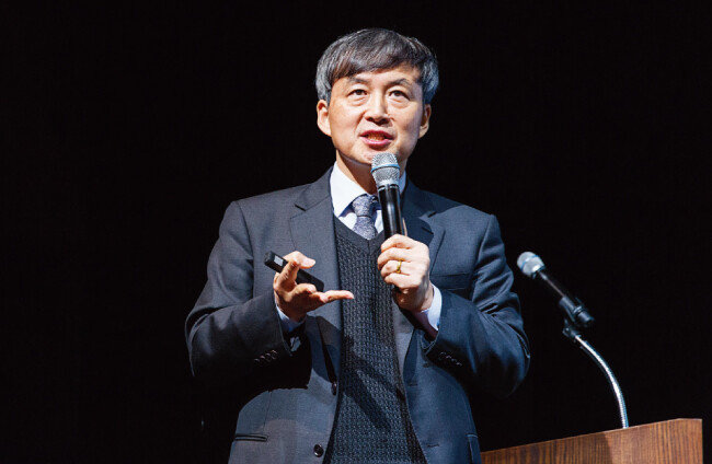 ㈔세계신화연구소가 주최한 ‘신화와 문학’ 심포지엄에서 강연하는 김원익 소장. [김도균]