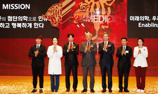 12월 12일 고려대의료원 비전선포식에서 단상에 오른 학생 대표, 고려의료원 대표, 김재호 고려중앙학원 이사장, 염재호 고려대 총장, 이기형 고려대 의무부총장, 나춘균 의과대학 교우회장, 교직원 대표(왼쪽부터).