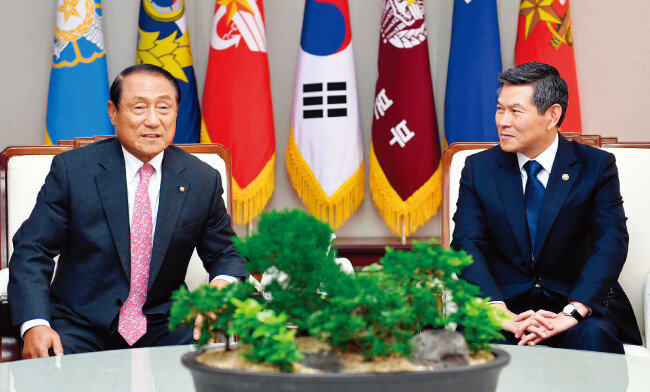 10월 23일 김진호 대한민국재향군인회 회장(왼쪽)은 정경두 국방부 장관을 만나 9·19 군사합의를 긍정적으로 평가한다고 밝혔다. [사진 제공 · 재향군인회]