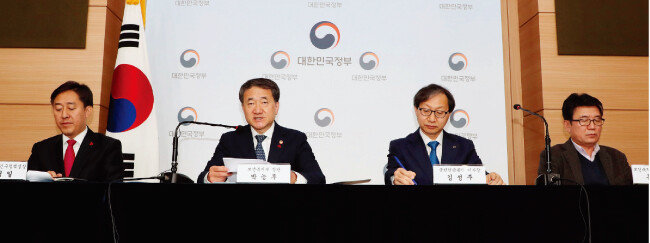 12월 14일 오전 박능후 보건복지부 장관(왼쪽에서 두 번째)이 서울 종로구 정부서울청사 별관에서 제4차 국민연금 종합운영계획안을 발표하고 있다. [동아DB]