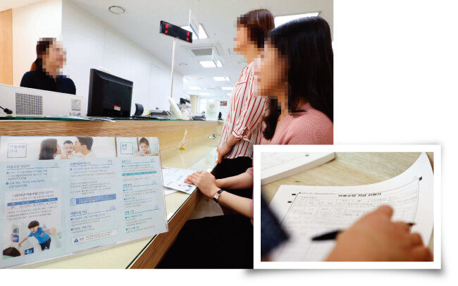 아동수당 사전 신청 시작 일인 6월 20일 각 동주민센터는 이를 신청하기 위한 이들로 붐볐다. 사진은 서울 종로구 가회동주민센터에서 시민들이 아동수당 사전 신청을 하는 모습(왼쪽)과 송파구 오금동주민센터에서 한 주민이 아동수당 지급 신청서를 작성하는 모습. [뉴시스]