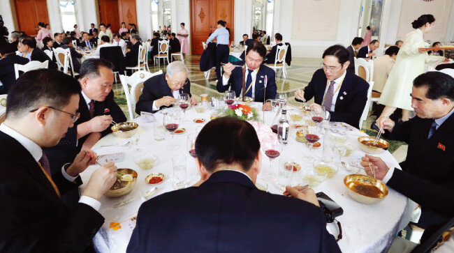 “냉면이 목구멍으로 넘어갑니까” 고위급회담 북측 대표였던 리선권이 거듭해서 도발적 언동을 한 것은 북한이 불리한 남북대화 국면을 바꿔놓고 필요시 대화를 차단하려는 노림수로 보인다. [원대연 동아일보 기자]