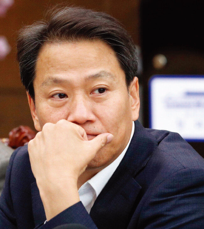 “전화가 되면 이렇게 답답하지 않을 텐데요.” 김정은 북한 국무위원장 연내 답방이 무산되자 남북정상회담 준비위원장을 맡고 있는 임종석 비서실장은 답답한 심경을 토로했다. [뉴시스]