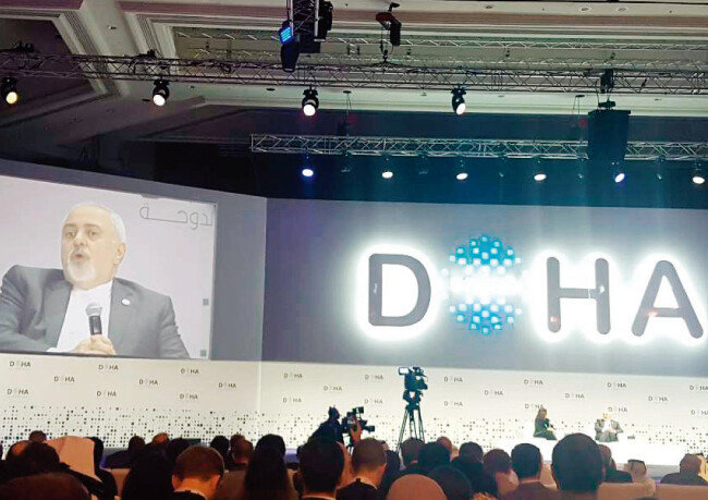 12월 15일 열린 ‘도하포럼 2018’의 ‘뉴스메이커 인터뷰’ 세션에서 미국 언론인 로빈 라이트와 대화 중인 모하마드 자바드 자리프 이란 외교장관. [이세형  동아일보 기자]