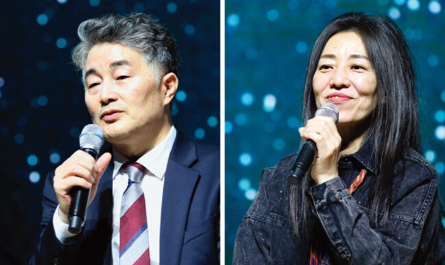 내년 ‘음악역 1939’를 운영하는 가평뮤직빌리지의 송홍섭 대표(왼쪽)와 12월 14일 축하 공연을 펼친 가수 장필순. [뉴시스]