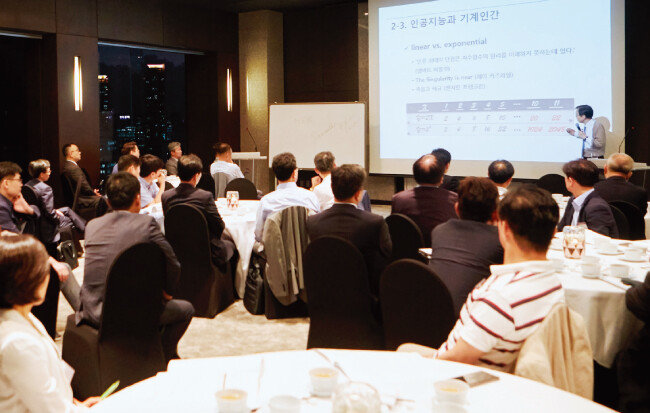 미래경영CEO과정 수강생들에게 강의를 하는 이영탁 세계미래포럼 이사장. [사진 제공 · 세계미래포럼]