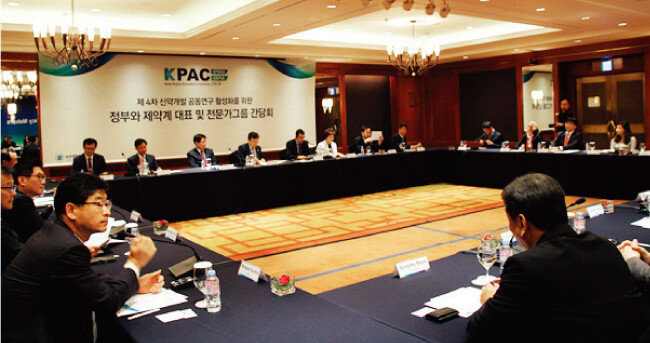 2018년 5월 한국제약바이오협회와 한국글로벌의약 산업협회가 주최한 간담회에서 정부와 산·학·연·병 관계자들이 신약 개발을 위한 오픈이노베이션 활성화 방안에 대해 의견을 나눴다. [사진 제공 · 한국제약바이오협회]