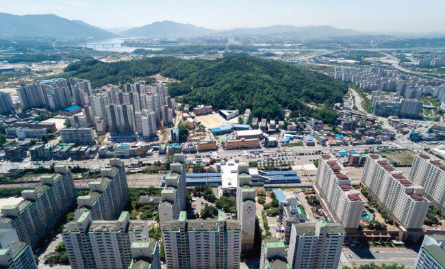 경기 남양주시 도농동 아파트촌에 둘러싸인 동화고 운동장에서 독특한 외형을 자랑하는 삼각학교 ‘송학관’을 드론으로 촬영한 모습. [사진 제공 · 노경]