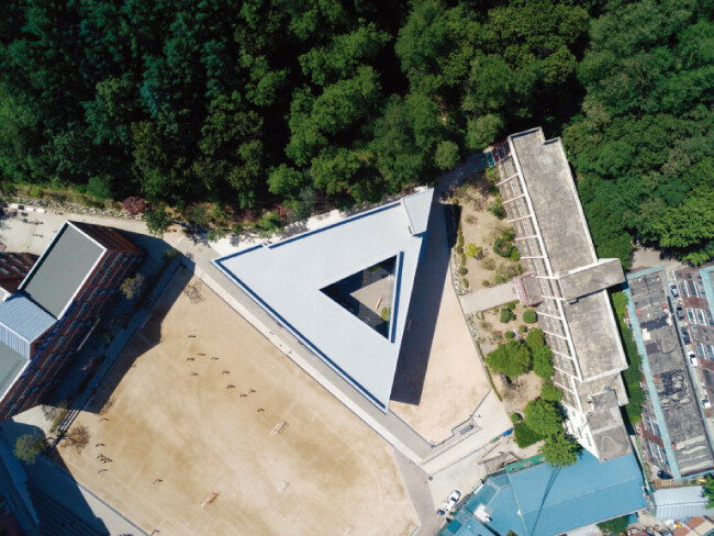 삼각학교 바로 위에서 촬영한 모습이다. ‘삼각형 안 삼각형’으로 중정이 살짝 틀어지게 지어진 것을 알 수 있다. [사진 제공 · 노경]