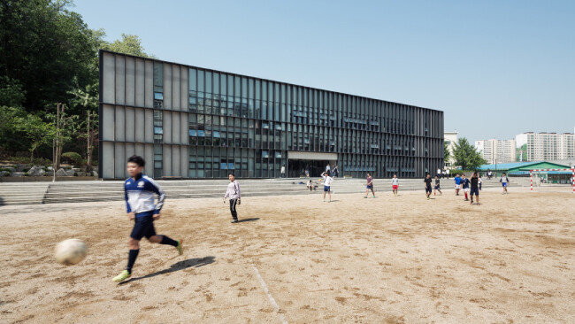 동화고 대운동장에서 뛰노는 학생들의 눈에 비치는 송학관 풍경. 알루미늄 루버가 햇빛 반사로 인한 눈부심을 막아준다. [사진 제공 · 노경]