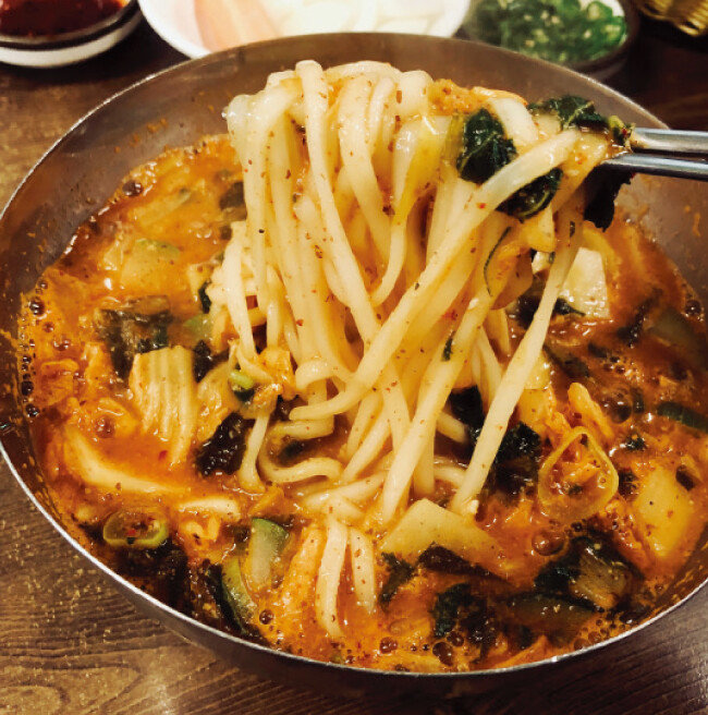 걸쭉한 맛으로 즐기는 어칼국수.