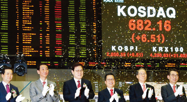 최종구 금융위원장(왼쪽에서 세 번째)이 1월 2일 오전 서울 영등포구 한국거래소에서 열린 2019 증권-파생상품시장 개장식에서 주요 참석자들과 함께 박수 치고 있다. [뉴스1]