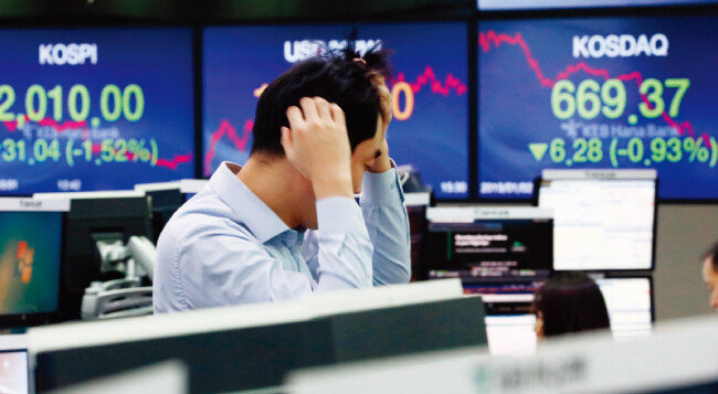 2019년 증시 개장일인 1월 2일 오후 서울 중구 KEB하나은행 딜링룸에 코스피 종가가 보이고 있다. 이날 코스피는 전 거래일(2041.04)보다 31.04p(1.52%) 내린 2010.00에 마감됐다. [뉴시스]