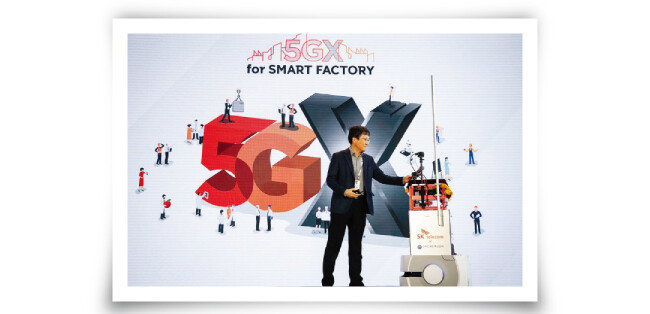 KT는 서울 서초구 삼성생명 사옥 내 무인 로봇카페 ‘비트’에 5G 네트워크를 적용했다고 지난해 1월 25일 밝혔다. ‘비트’에서는 바리스타 로봇이 주문을 받고 커피를 제조한다. [뉴시스] 