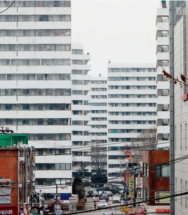 지은 지 40년이 돼가는 서울 강남구 한 아파트 단지의 외벽 페인트가 벗겨져 있다. ‘주택고령화’ 현상은 주택시장의 메가트렌드로 자리 잡았다. [뉴시스]