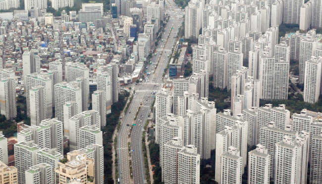 올해 서울 집값은 안정세를 보일 것이란 전망이 우세한 가운데 지역에 따라 등락이 있을 것으로 예상된다. 사진은 최근 공급물량이 증가한 서울 송파구 일대 아파트 단지. [뉴스1]