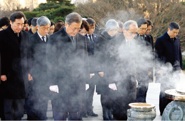 신년 첫 행사로 국립서울현충원을 참배한 문재인 대통령. [뉴시스]