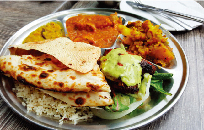 식기 대신 손으로 먹는 것이 더 익숙한 인도 음식.