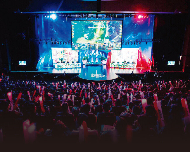 지난해 10월 19일 부산 벡스코에서 열린 ‘2019 리그 오브 레전드 월드 챔피언십’ 8강전. 국내에서 가장 인기 있는 게임인 만큼 수많은 관객이 경기를 관전하고 있다. [동아DB]