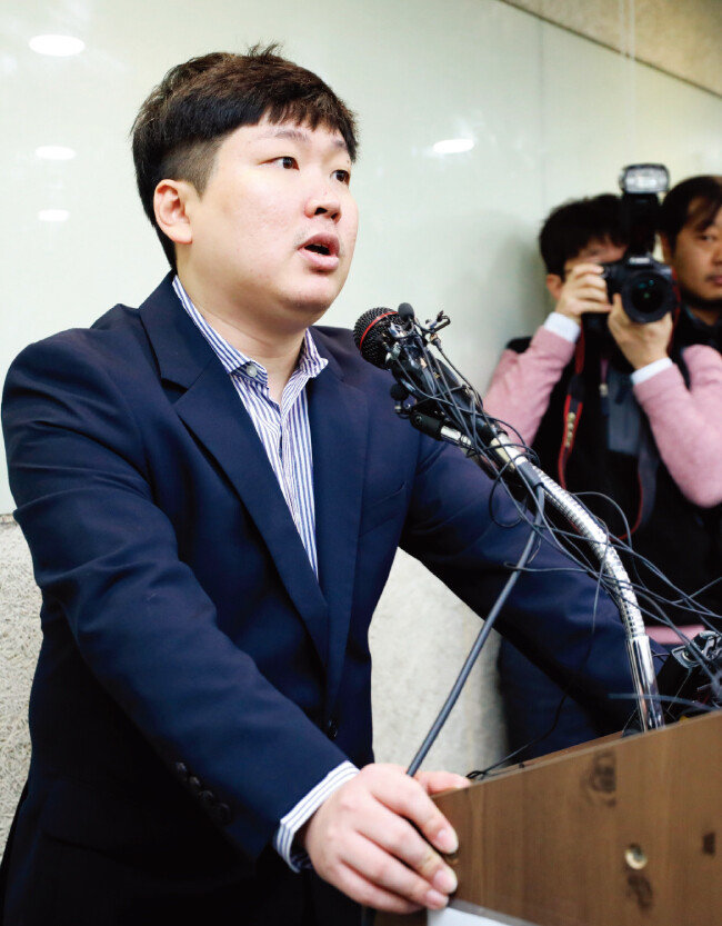 청와대의 KT&G 사장 교체 개입 및 적자국채 발행 의혹 등을 폭로한 신재민 전 기획재정부 사무관이 1월 2일 오후 서울 역삼동 한 빌딩에서 열린 기자회견에서 발언하고 있다. [뉴시스]