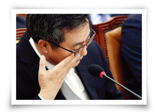 2017년 11월 14일 김동연 당시 경제부총리는 서울 영등포구 여의도 국회에서 열린 2018년도 예산안 및 기금운용계획안에 대한 기획재정위원회 전체회의에 참석했다. 이날 기획재정부는 이튿날로 예정됐던 국고채 매입(바이백)을 취소했다. [뉴시스]