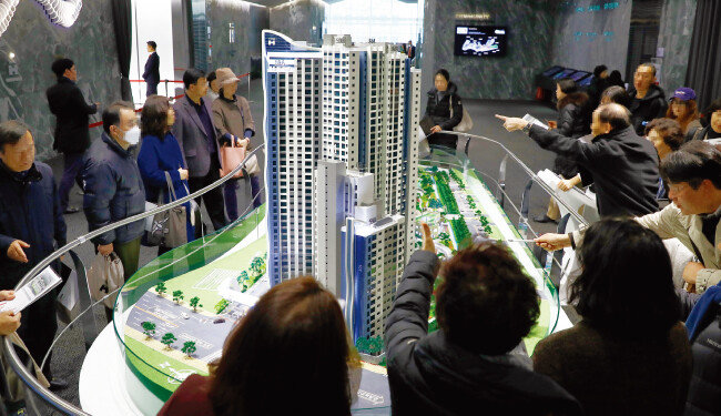 지난해 11월 30일 서울 강남구 힐스테이트 갤러리에 오픈한 디에이치라클라스 본보기집을 찾은 시민들이 아파트 모형을 살펴보고 있다. [뉴시스]