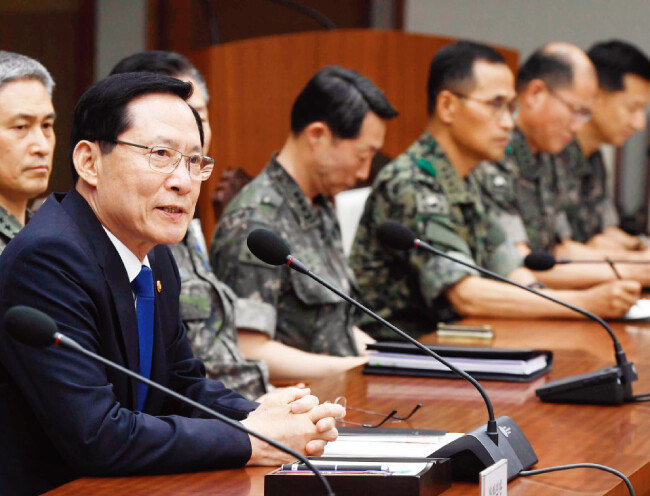 문재인 대통령이 촛불집회 당시 국군기무사령부가 작성한 계엄령 검토 문건을 제출하라고 지시한 가운데 송영무 국방부 장관이 2018년 7월 긴급회의를 하고 있다. [원대연 동아일보 기자]