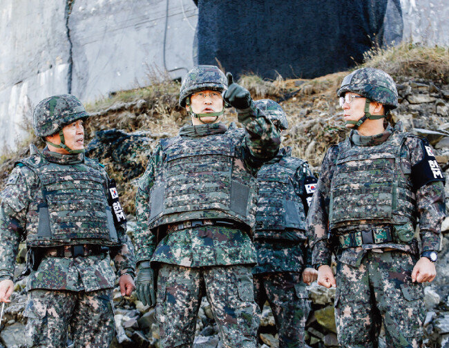 지난해 11월 12일 강원 철원지역 비무장지대 내 감시초소(GP)가 철거되는 모습을 둘러보는 김용우 육군참모총장(가운데). 우리 군은 적보다 내부에 더 신경 쓰는 것은 아닌지 우려된다. [사진 제공 · 육군]