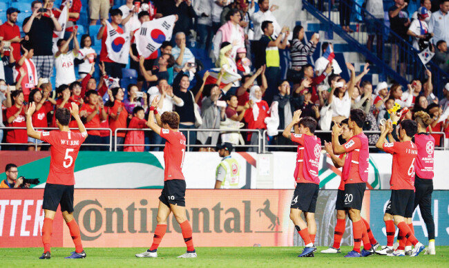 필리핀전 승리 후 관중석을 향해 인사하는 축구 국가대표팀 선수들. [뉴스1]