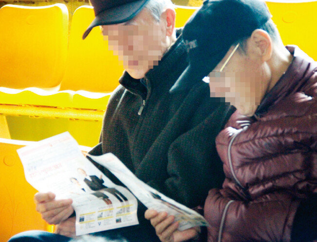 노인일자리 채용 박람회에서 자신에게 맞는 일자리를 찾아보고 있는 노인들. 문재인 정부는 노인일자리를 2022년까지 80만 개로 확대할 계획이다. [뉴시스]