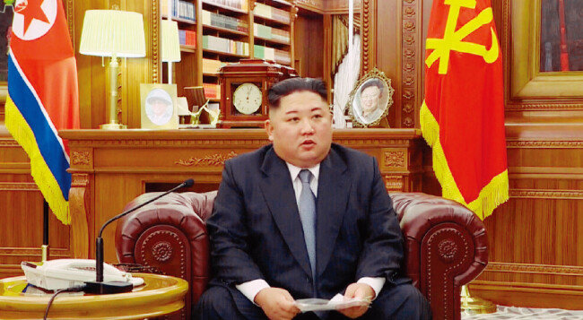 1월 1일 북한 조선중앙TV가 방영한 북한 김정은 국무위원장의 신년사 장면. 김철웅 교수는 이 신년사를 보고 “(김 위원장이) 트럼프 미국 대통령을 따라 한다는 생각이 들었다”고 평가했다. [조선중앙TV 화면 캡쳐]