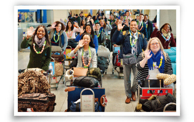 하나님의 교회 제73차 해외성도방문단이 인천국제공항을 통해 입국하면서 카메라를 보며 밝게 손인사하고 있다. 이들은 일주일간 국내에 체류하면서 한국의 이모저모를 체험했다.