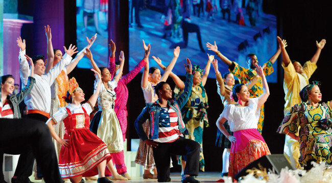 미국팀 30여 명이 개막 공연으로 ‘열방이 하나님께로’ 퍼포먼스를 펼치고 있다.