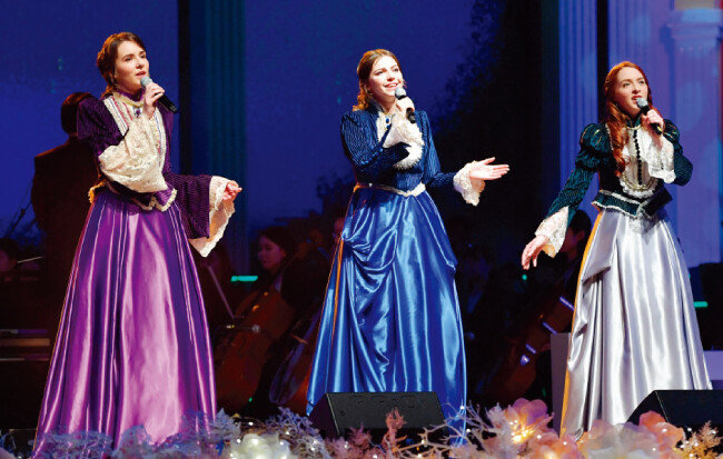 한국을 처음 방문한 우크라이나인들이 자국 전통민요를 아카펠라로 부르고 있다.