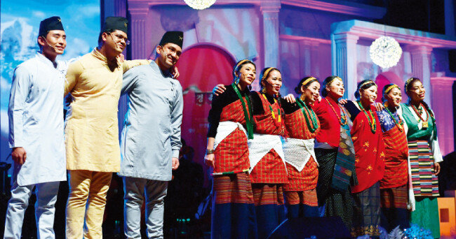 네팔 히말라야 고산마을 세르퉁에서 온 3명을 포함해 10명이 자국 전통민요를 개사한 ‘마따마야’를 부르고 있다. 마따마야는 네팔어로 ‘어머니의 사랑’이라는 뜻이다.