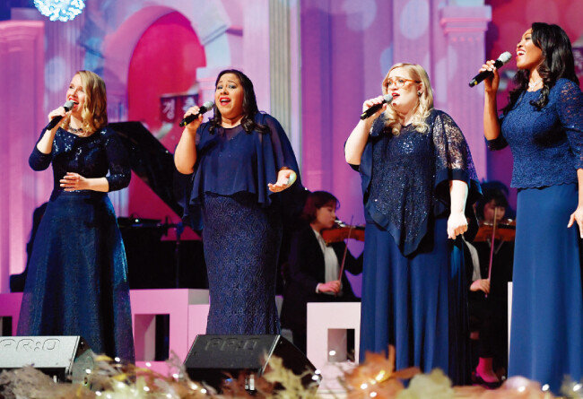 미국에서 온 여성 4중창단은 풍부하고 아름다운 화음으로 관객들로부터 찬사를 받았다.