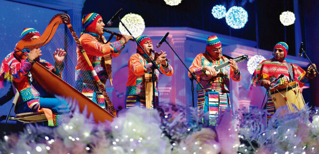 페루팀 5인조가 유명한 ‘엘 콘도르 파사’를 연주하고 있다.